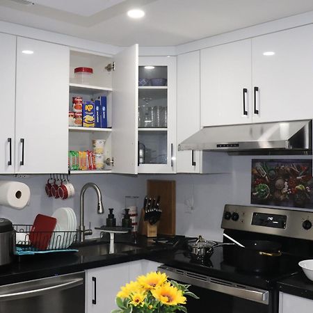 Garden 2 Bedroom Apt - Free Parking Wifi Laundry Workstation Brampton Buitenkant foto