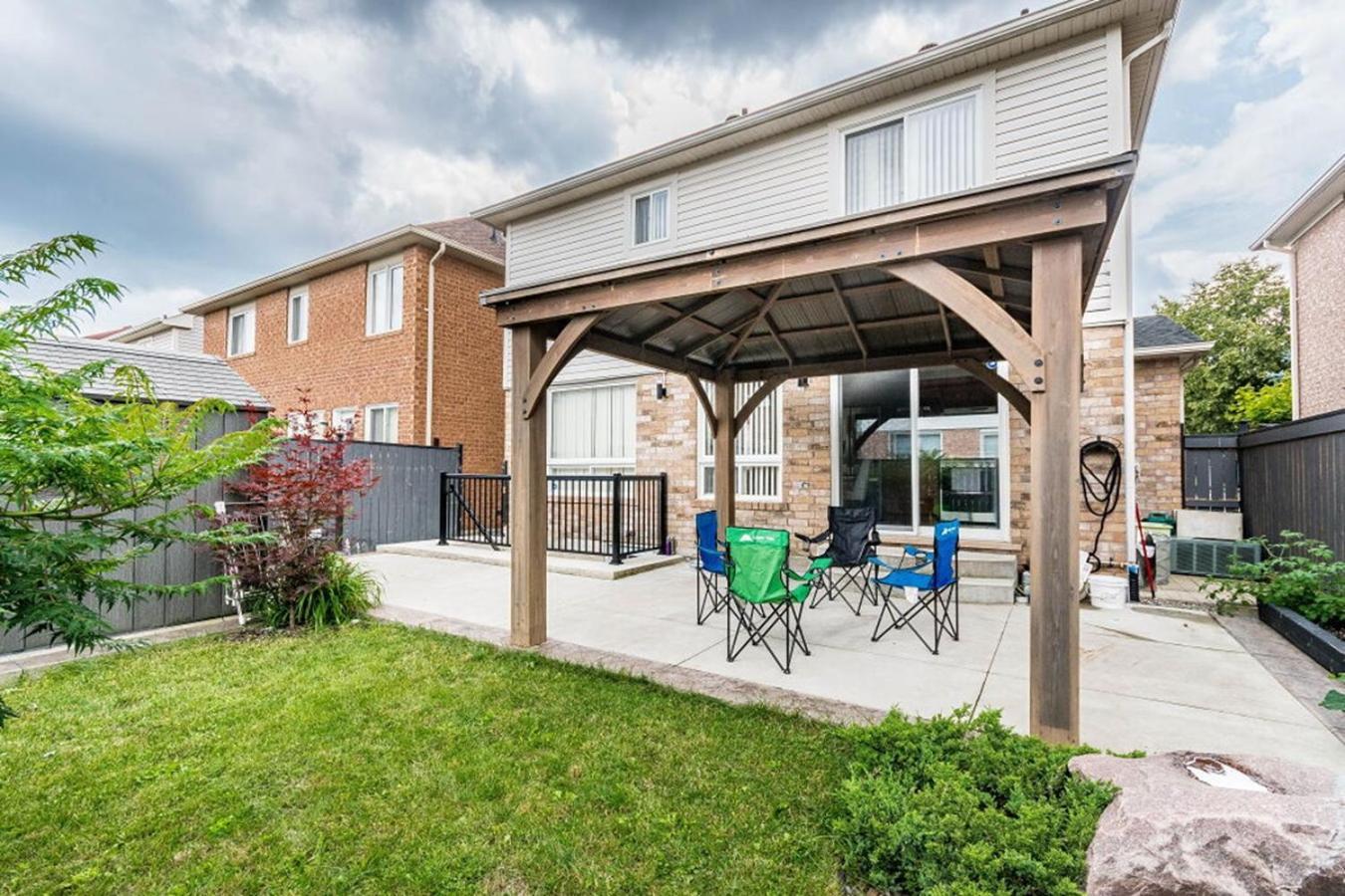 Garden 2 Bedroom Apt - Free Parking Wifi Laundry Workstation Brampton Buitenkant foto